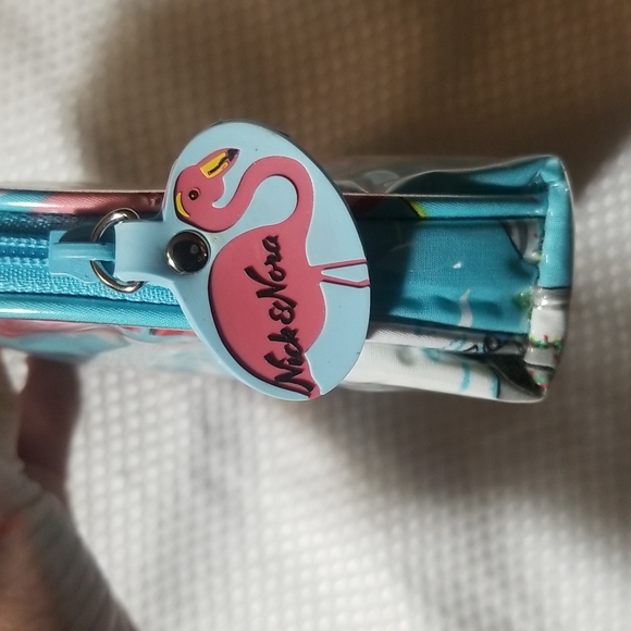 NICK & NORA FLAMINGO HOLIDAY COSMETIC CASE - Picture 3 of 8